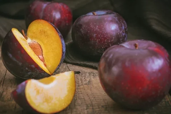 Benefits of Plums sweet, delicious, low cholesterol, good for health